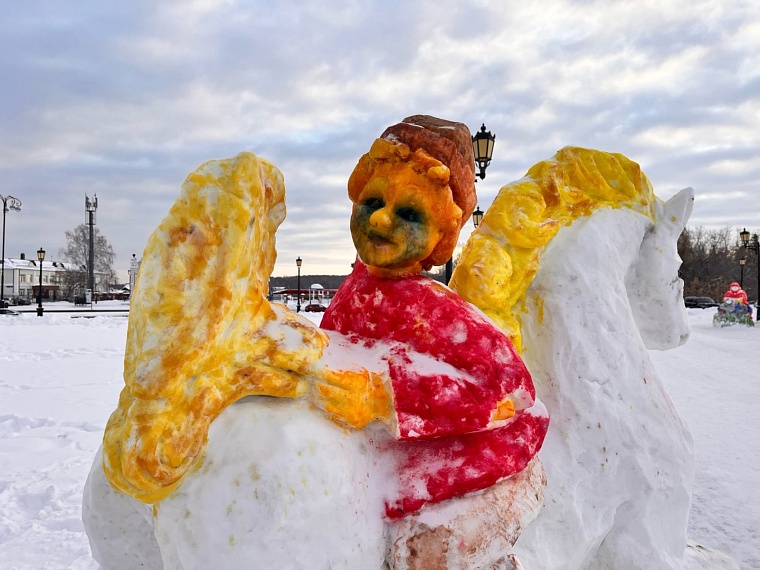 Снежные фигуры в Тобольске разрушают сами жители