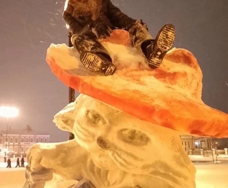 Снежные фигуры в Тобольске разрушают сами жители