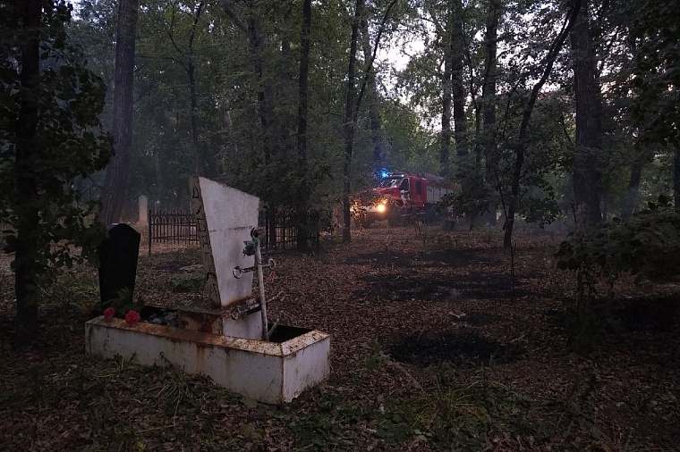 В Тюмени горит Текутьевское кладбище