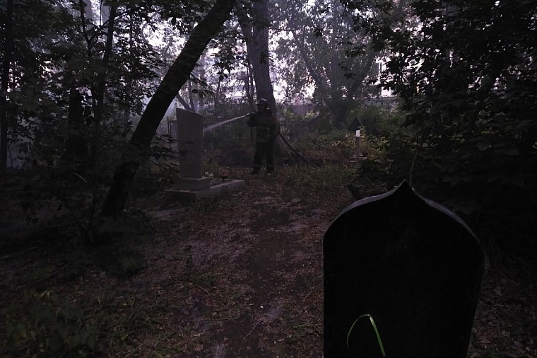 В Тюмени горит Текутьевское кладбище