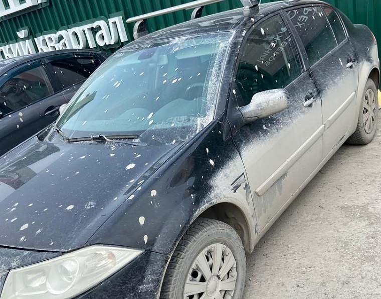 Автомобили возле стройплощадки элитного ЖК в Тюмени залило бетоном