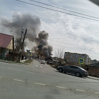 Тюменцы увидели сильный пожар в районе улицы Мельникайте