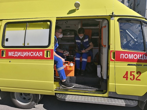 В тюменском ТРЦ "Колумб" мужчина порезал себе горло