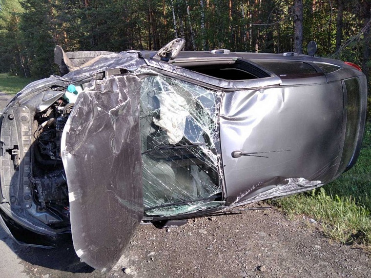При развороте на трассе Тюмень - Омск столкнулись две легковушки