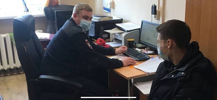 В Тюмени наказали двоих студентов, катавшихся по тротуару на машинах