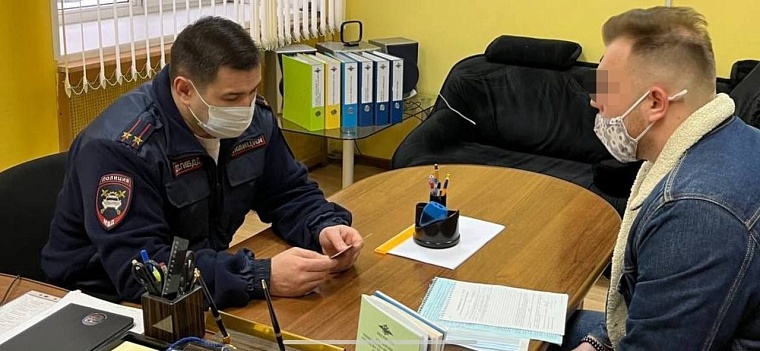 В Тюмени наказали двоих студентов, катавшихся по тротуару на машинах