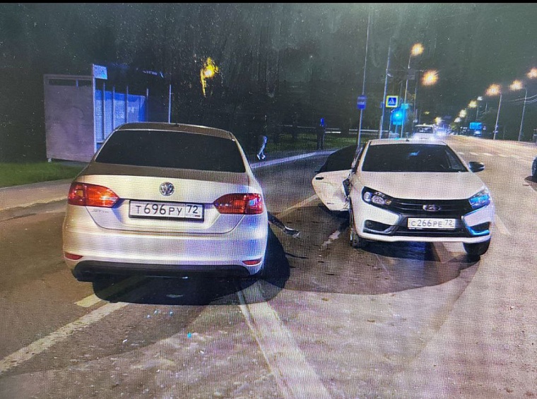 На улице 50 лет ВЛКСМ в Тюмени произошло ДТП с участием шести автомобилей