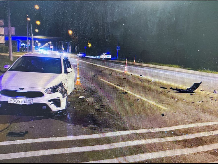 На улице 50 лет ВЛКСМ в Тюмени произошло ДТП с участием шести автомобилей