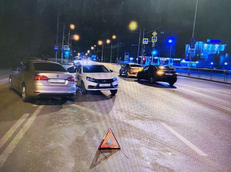 На улице 50 лет ВЛКСМ в Тюмени произошло ДТП с участием шести автомобилей