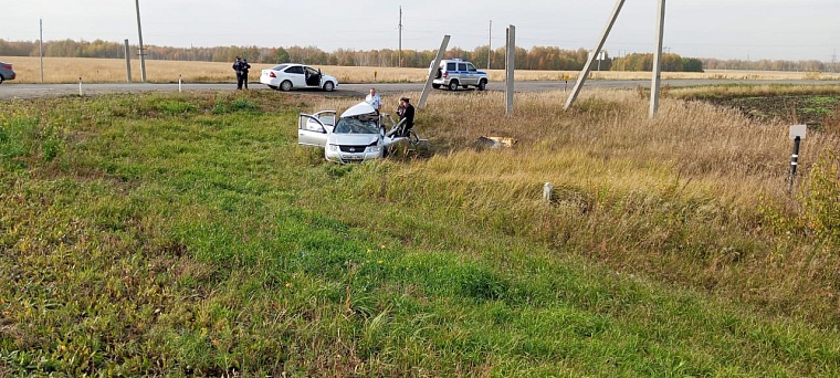 Под Ишимом водитель "Ниссана" залетел под грузовик