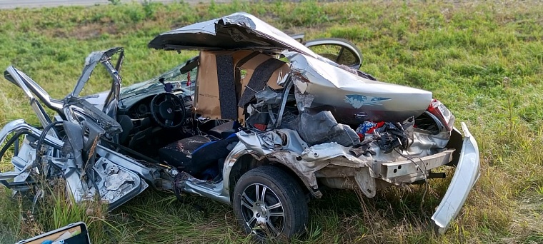 Под Ишимом водитель "Ниссана" залетел под грузовик