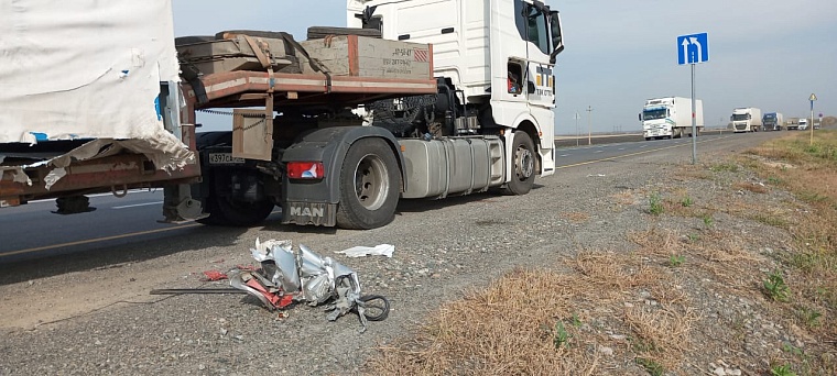 Под Ишимом водитель "Ниссана" залетел под грузовик