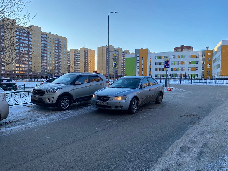 В Тюмени второклассница попала под машину по дороге в школу