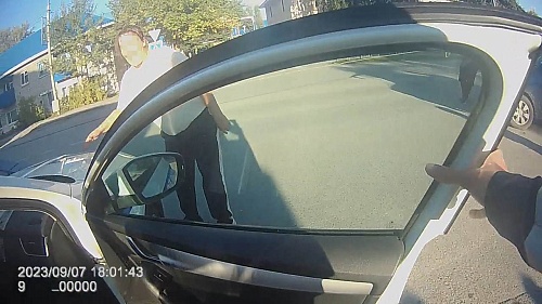 На мать подростка-нарушителя тюменским автоинспекторам пришлось надеть наручники