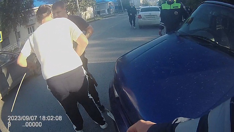 На мать подростка-нарушителя тюменским автоинспекторам пришлось надеть наручники