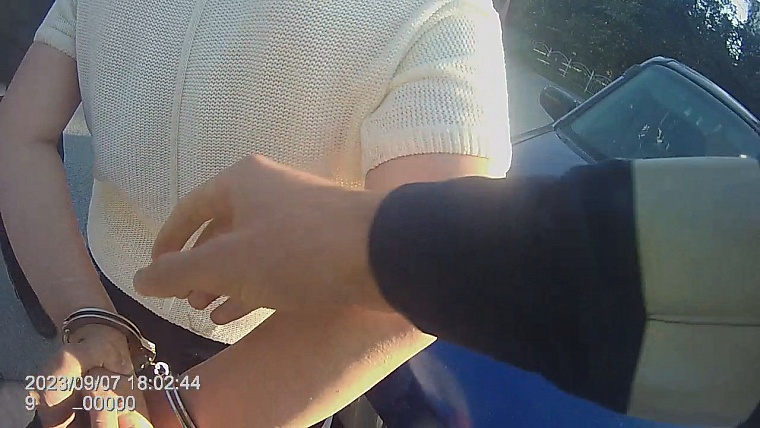 На мать подростка-нарушителя тюменским автоинспекторам пришлось надеть наручники