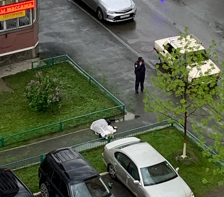 На улице Широтной в Тюмени нашли тело человека