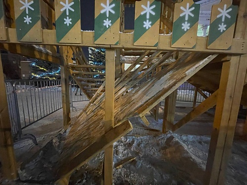 На площади 400-летия Тюмени обрушилась деревянная горка