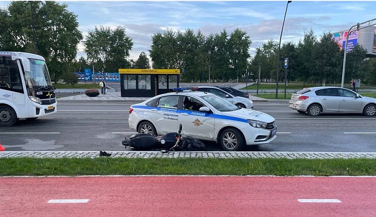 В Ноябрьске мотоциклист при попытке скрыться от полицейских протаранил машину ДПС
