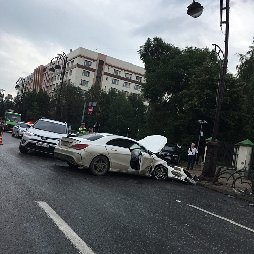 В центре Тюмени образовалась пробка из-за аварии на улице Республики