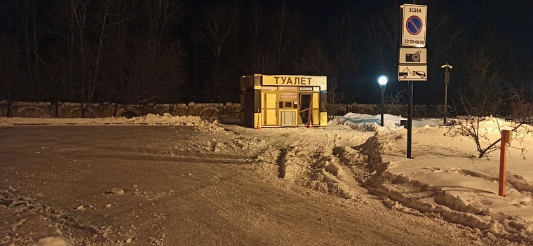 В Тобольске водитель въехал в общественный туалет и скрылся с места происшествия
