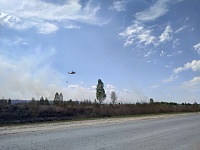 Вертолет Ми-26 тушит крупный лесной пожар за Пышминкой