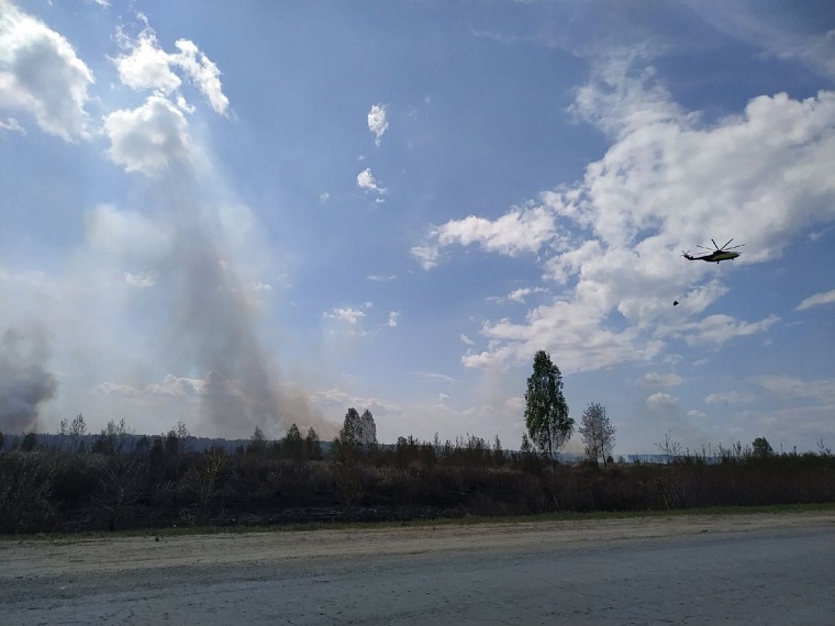 Вертолет Ми-26 тушит крупный лесной пожар за Пышминкой