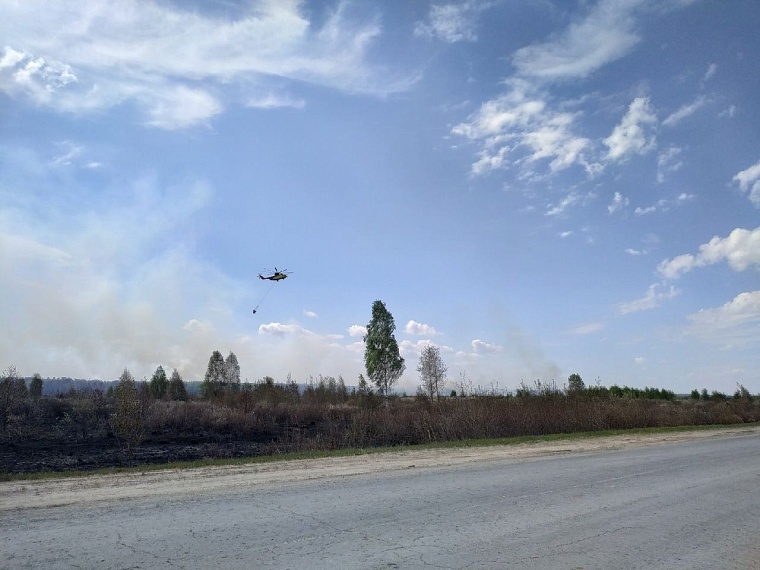 Вертолет Ми-26 тушит крупный лесной пожар за Пышминкой
