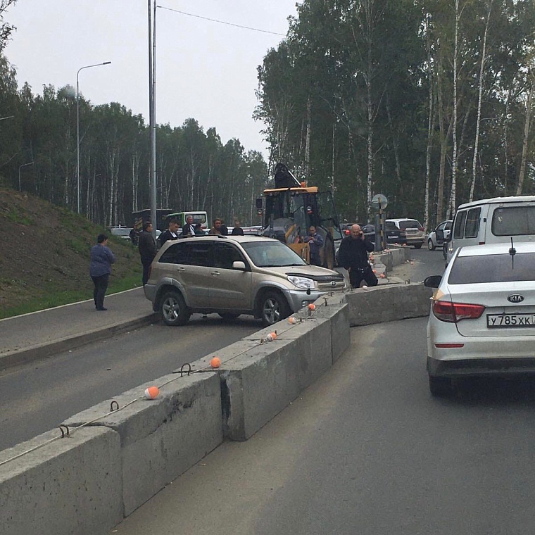 На Мельникайте столкнулись Toyota RAV4 и трактор
