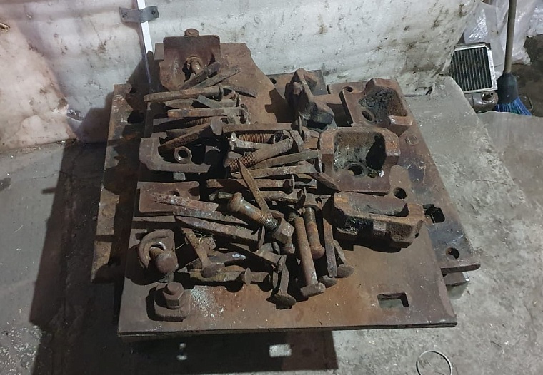 В Тюменской области два друга украли почти полтонны железнодорожных деталей, чтобы сдать их в металлолом