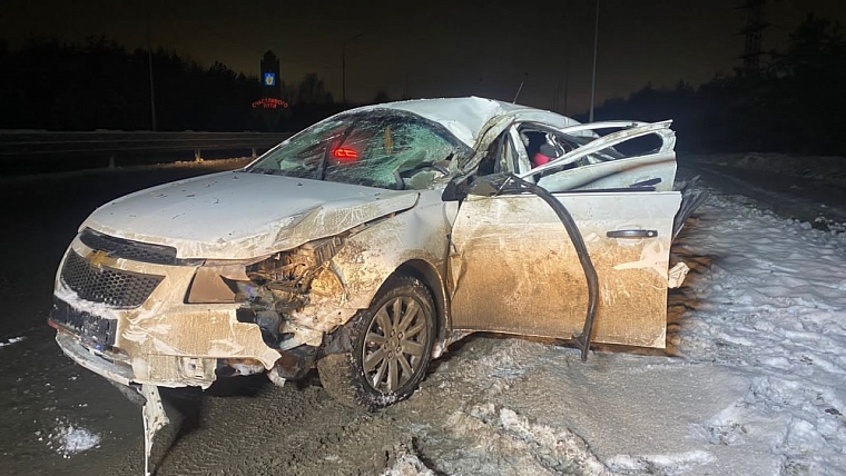 Под Тюменью большегруз столкнул машину в кювет и не заметил