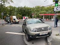 Водитель в бахилах на Renault Duster сбил 14-летнюю девочку на тротуаре ул. Пермякова