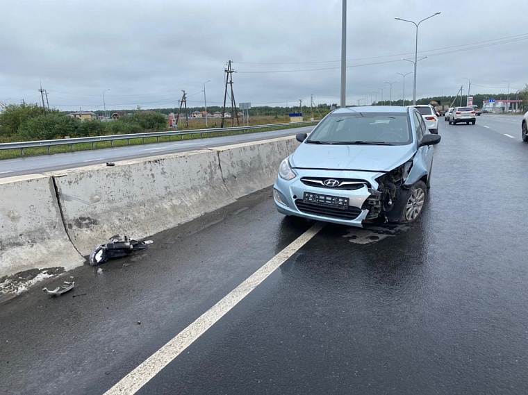 Не справилась с управлением на скользкой дороге: в Тюмени иномарка въехала в бетонное ограждение