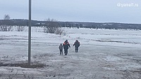 В Надыме спасатели эвакуировали детей с озера