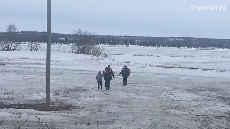 В Надыме спасатели эвакуировали детей с озера