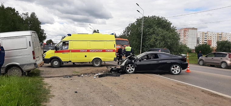 В столкновении "Тойоты" с "Газелью" в Тобольске ранены шесть человек