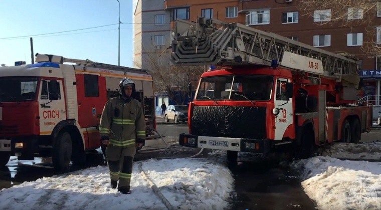 В Тюмени один человек госпитализирован после пожара в многоэтажке на Федорова