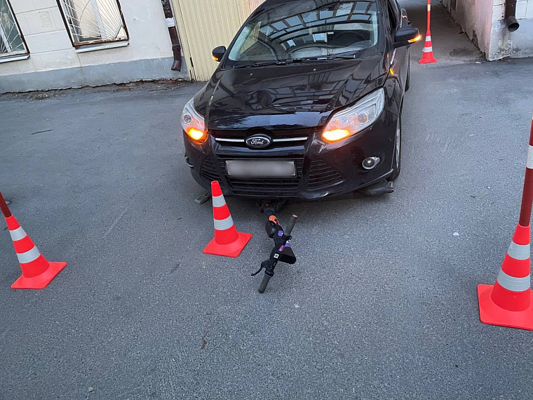 В Тюмени в ДТП пострадали две школьницы на электросамокате