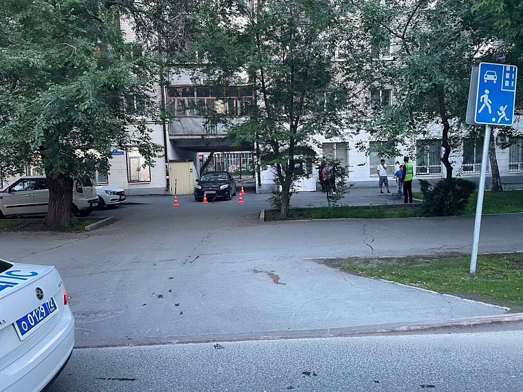 В Тюмени в ДТП пострадали две школьницы на электросамокате