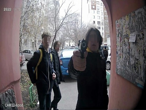 Полиция нашла юных тюменцев, расстрелявших домофон на ул. 50 лет Октября