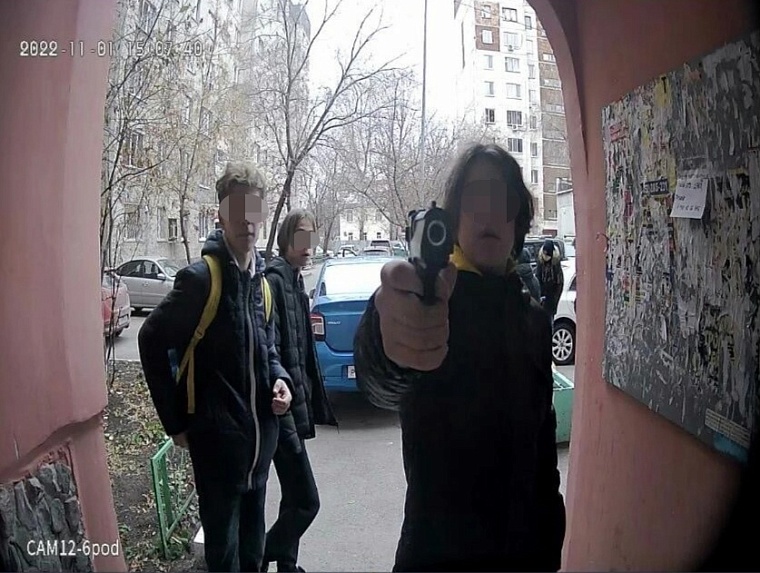 Полиция нашла юных тюменцев, расстрелявших домофон на ул. 50 лет Октября