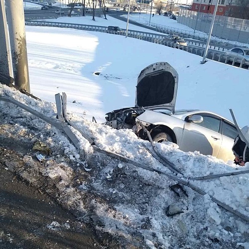 Легковой автомобиль слетел с развязки на улице Республики у "Электрона"