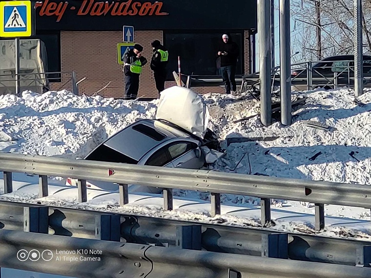 Легковой автомобиль слетел с развязки на улице Республики у "Электрона"