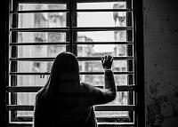 В Тюмени девушка выпала из окна из-за ссоры с возлюбленным