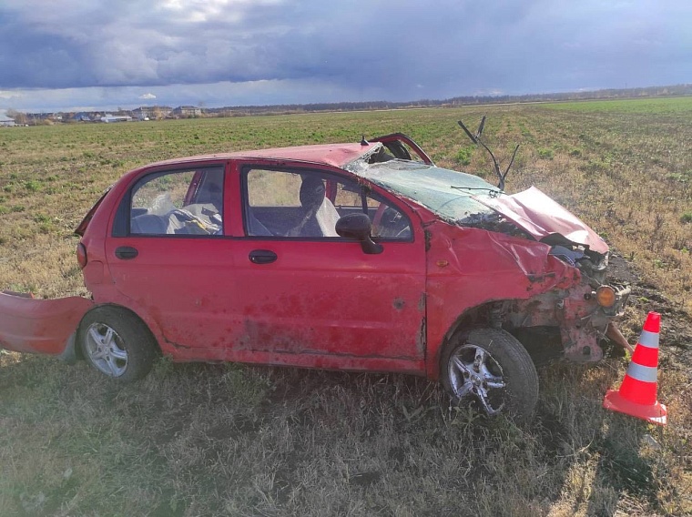 Тюменская автомобилистка вылетела из «Дэу Матиз» на затяжном повороте