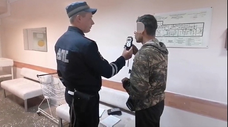 Пьяный сельчанин на трассе Голышманово - Бердюжье врезался в стоящий автомобиль