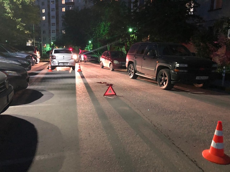 В тюменском дворе машина протащила ребенка несколько метров