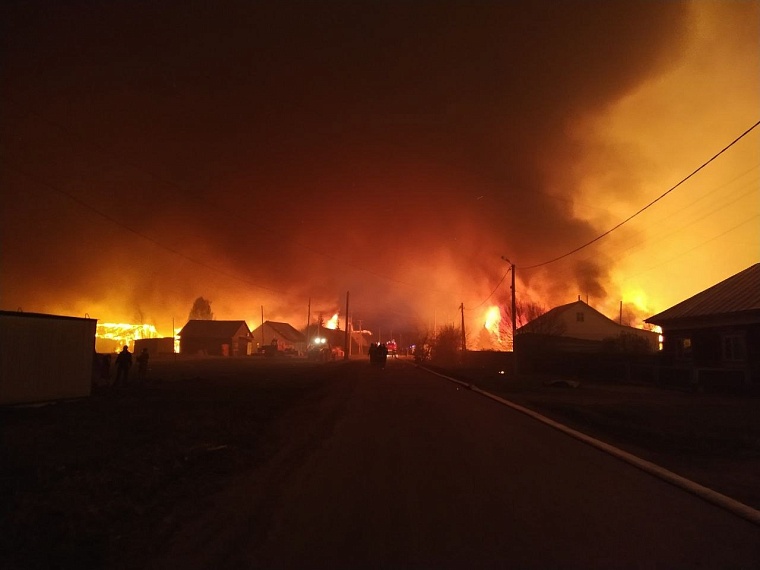 Пожар в Успенке: спасает запруда