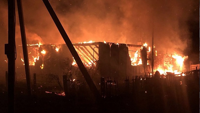 Троих детей спасли на пожаре в Тюменской области