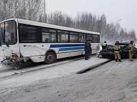 Один человек погиб в результате встречного столкновения "Вольво" с рейсовым автобусом в Тобольске